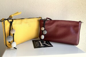 Taschenanhänger “Bommel” in Farbe Brombeere