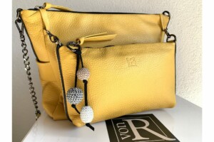 Taschenanhänger “Bommel” in Farbe Brombeere